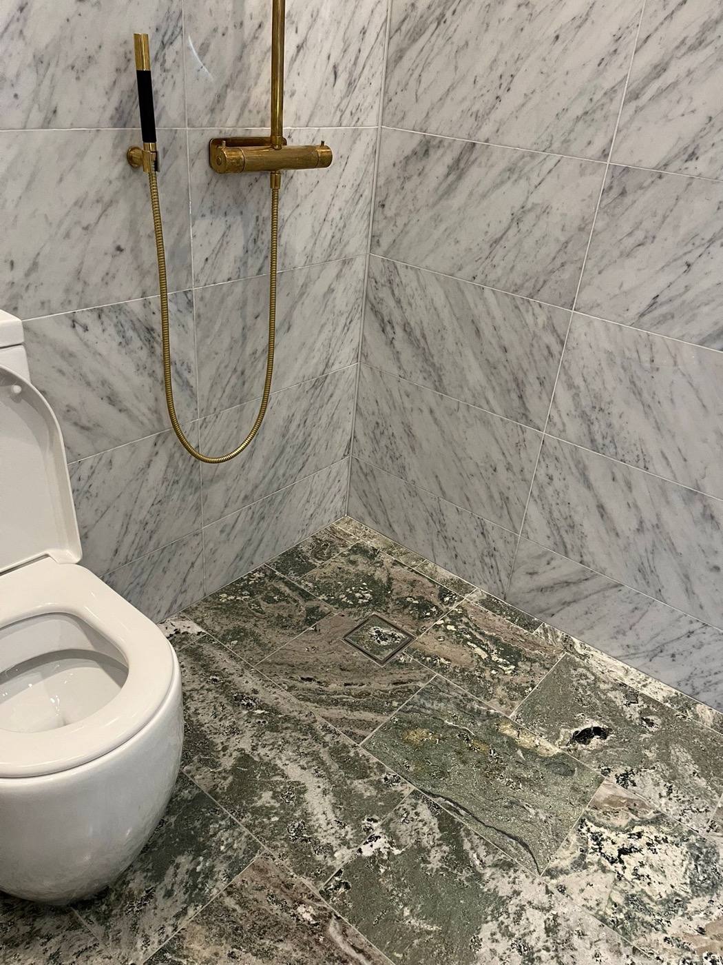 Badrumsrenovering med klinker och dusch i Stockholm