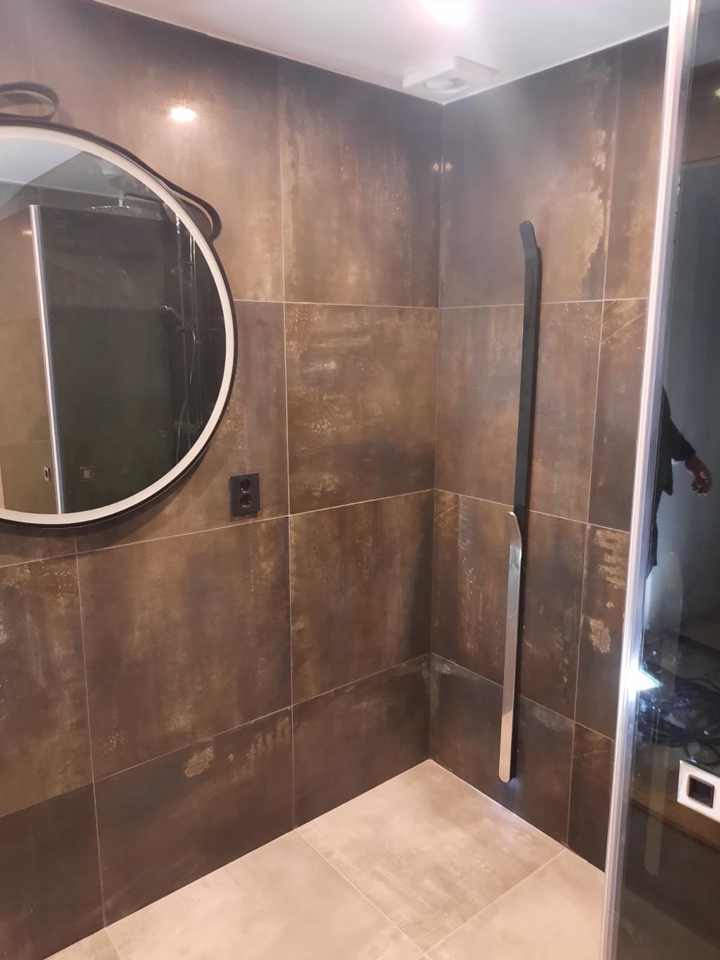 Detaljbild från kaklat badrum med professionell plattsättning