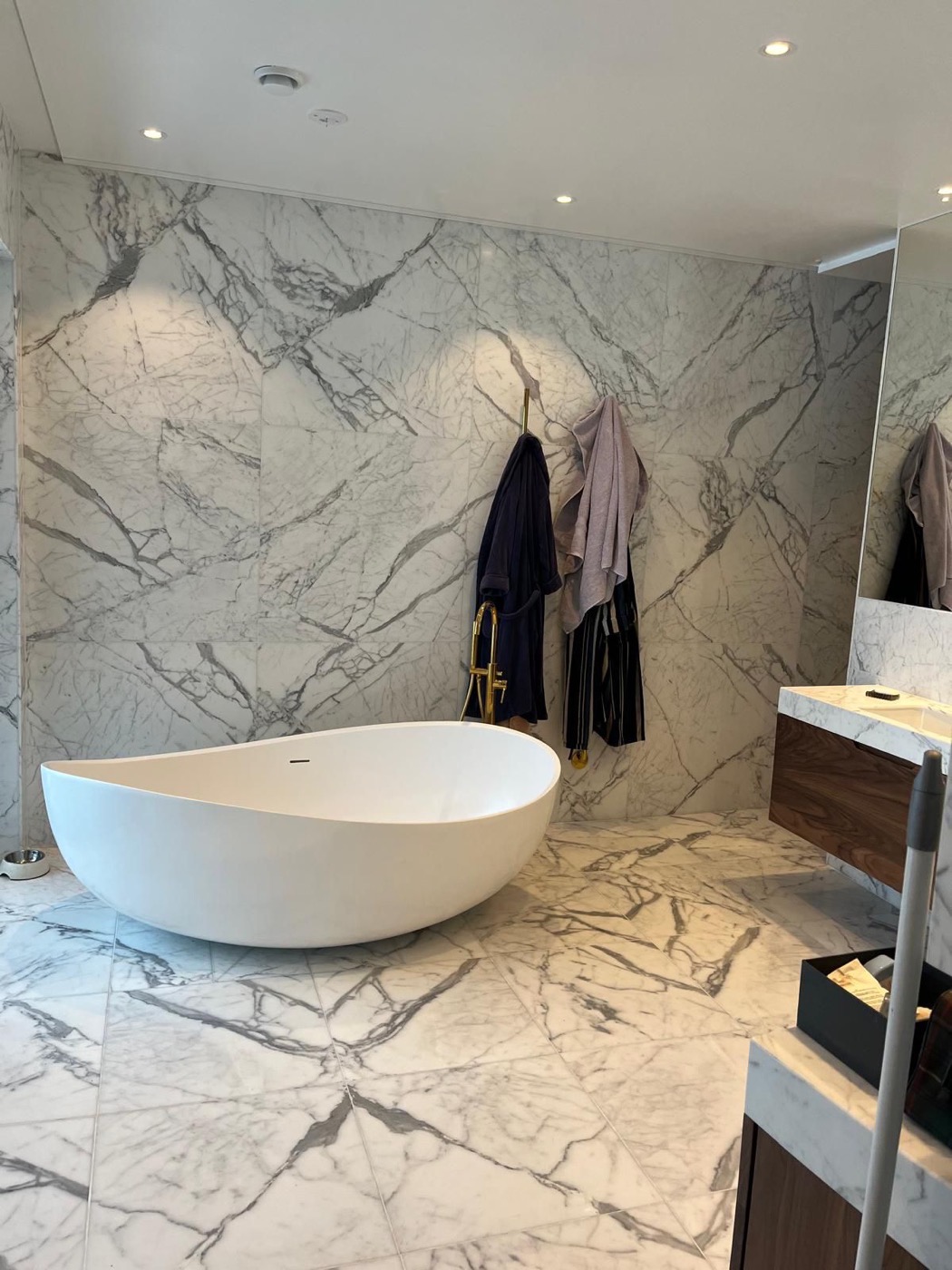 Färdig badrumsrenovering med kakel i Stockholm