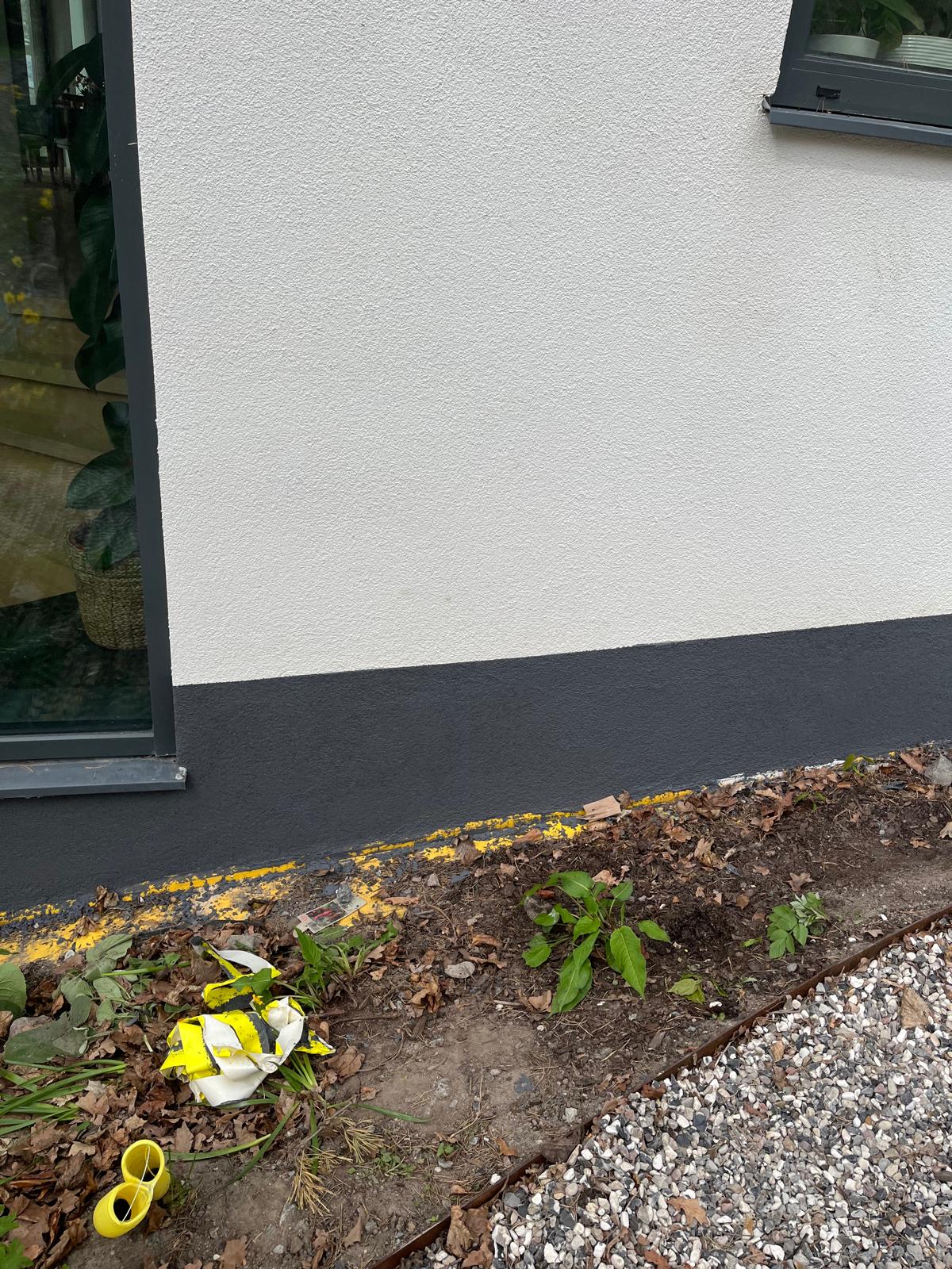 Färdigmålad fasad vid glasparti och entré